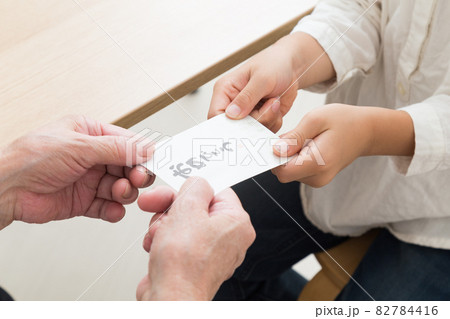 お年玉をもらう子供の手元 82784416