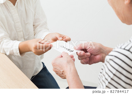 お年玉を受け取る子供 お年玉を受け取る子供 82784417