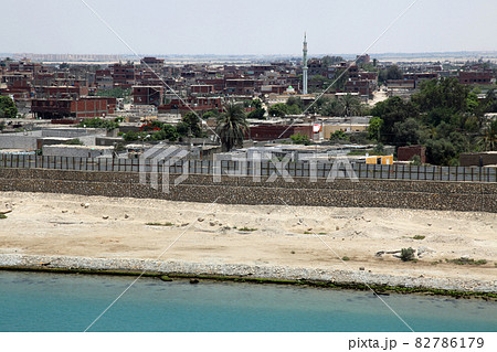 ムバーラク平和大橋付近のスエズ運河沿岸の町並み 82786179