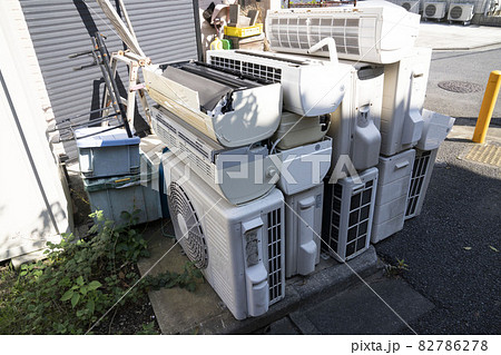 捨てられたエアコン室外機、不要となったクーラーの室外機、積み上がった産業廃棄物、回収される不燃ごみ 82786278