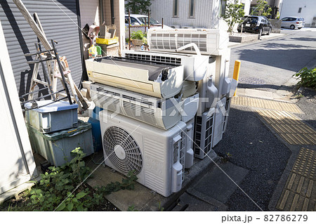 捨てられたエアコン室外機、不要となったクーラーの室外機、積み上がった産業廃棄物、回収される不燃ごみ 82786279