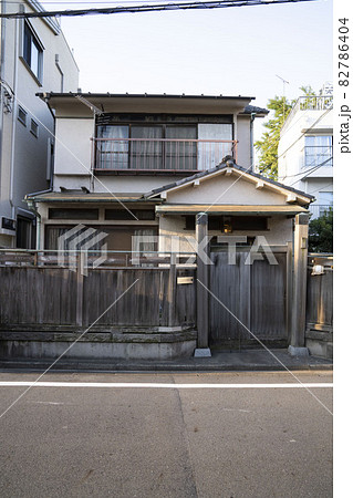 日本の古い木造二階建住宅/狭小住宅/一戸建て/ 82786404