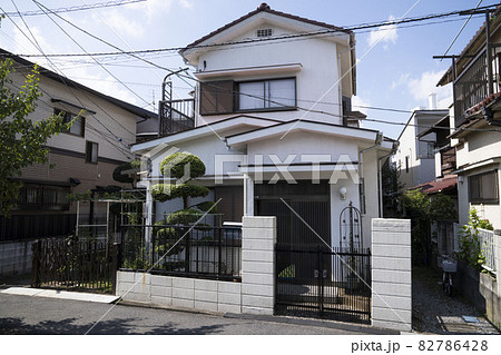 日本の古い木造二階建住宅/狭小住宅/一戸建て/ 日本の古い木造二階建住宅/狭小住宅/一戸建て/ 82786428