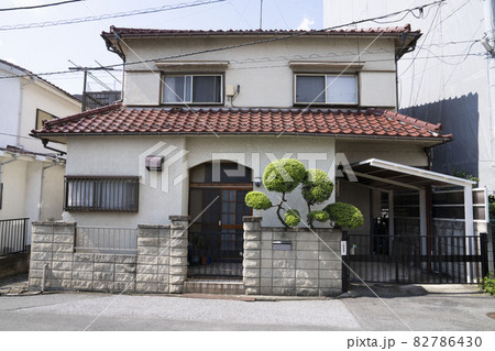 日本の古い木造二階建住宅/狭小住宅/一戸建て/ 日本の古い木造二階建住宅/狭小住宅/一戸建て/ 82786430