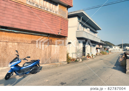 オートバイと古い町並み 82787004