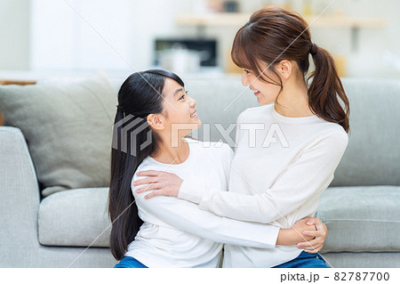 家族 親子 小学生 子供 ライフスタイル リビング 家族 親子 小学生 子供 ライフスタイル リビング 82787700