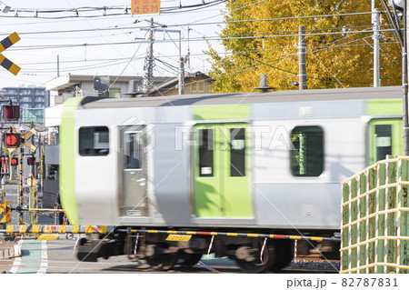 第二中里踏切を走る山手線 82787831