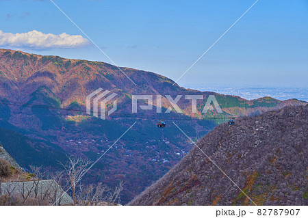 神奈川県箱根町の大涌谷から箱根ロープウェイと北東側方面 神奈川県箱根町の大涌谷から箱根ロープウェイと北東側方面 82787907