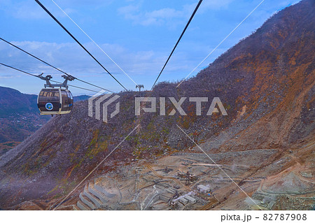 神奈川県箱根町の大涌谷駅付近から箱根ロープウェイを見る 神奈川県箱根町の大涌谷駅付近から箱根ロープウェイを見る 82787908