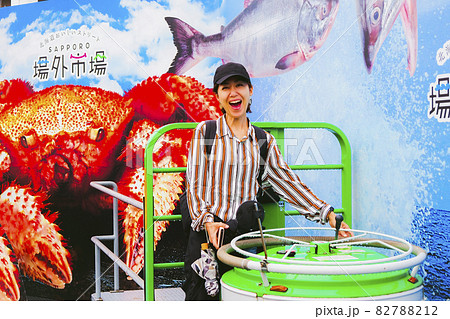 札幌市中央卸売市場を観光する女性 82788212