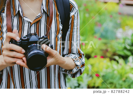 カメラを持つ女性 カメラを持つ女性 82788242
