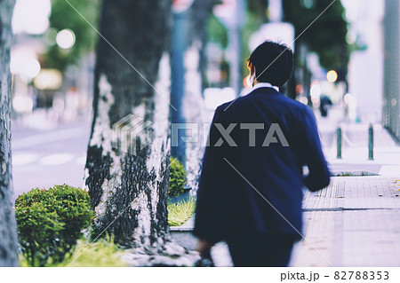 街並みとビジネスマン 街並みとビジネスマン 82788353