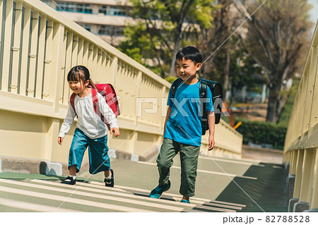 小学校低学年の下校 82788528