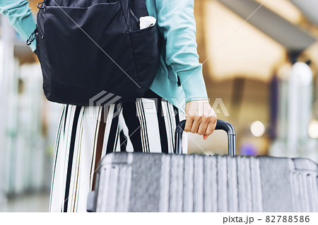 キャリーケースと女性 82788586