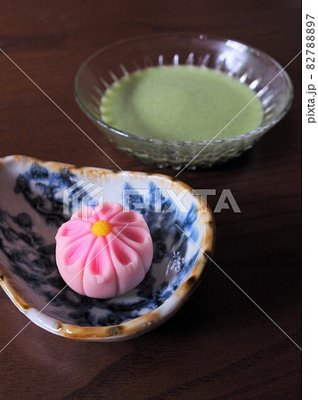 コスモスの練り切りと裏千家の抹茶 コスモスの練り切りと裏千家の抹茶 82788897