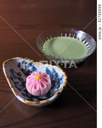 コスモスの練り切りと裏千家の抹茶 82788898