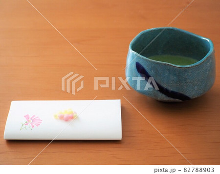 裏千家の抹茶と金平糖　コスモスの懐紙 82788903