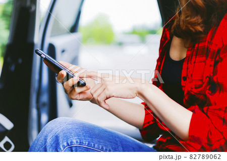 スマホを操作する女性の手元 スマホを操作する女性の手元 82789062