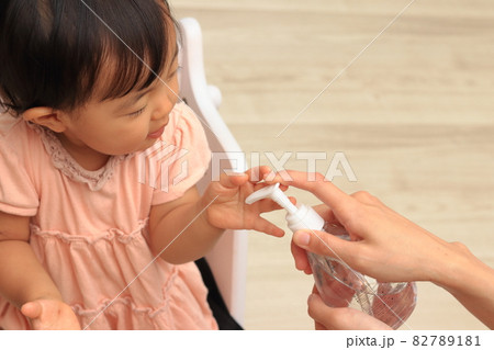 アルコール消毒する子供 アルコール消毒する子供 82789181