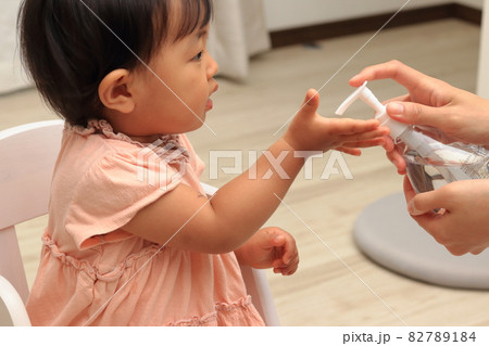 アルコール消毒する子供 アルコール消毒する子供 82789184