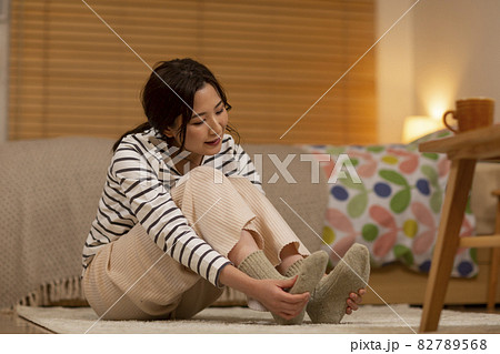 靴下を履く女性 冷え性 82789568