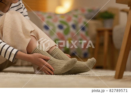 靴下を履く女性 冷え性 82789571