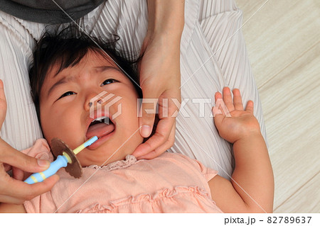 歯磨きを嫌がる子供 歯磨きを嫌がる子供 82789637