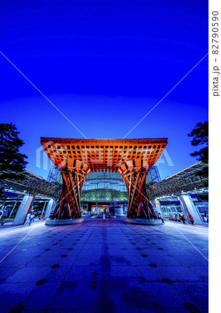 石川県金沢観光地 金沢駅と鳥居 鼓門 もてなしドーム 82790590