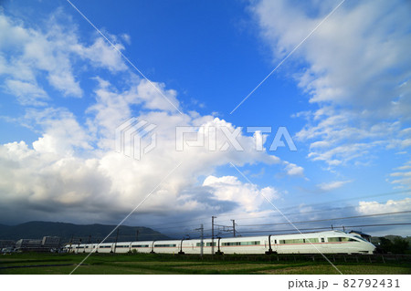 青空と白い雲を背景に走る小田急ロマンスカーGSE特急列車 青空と白い雲を背景に走る小田急ロマンスカーGSE特急列車 82792431
