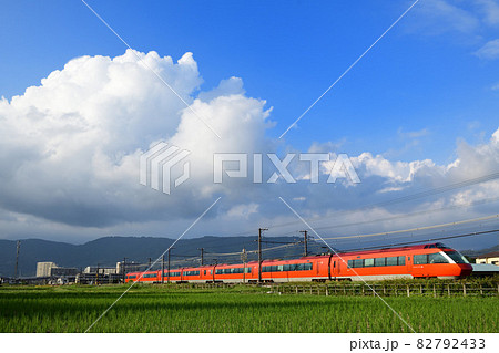 稲刈りの終わった田んぼを走る小田急ロマンスカーGSE特急電車 稲刈りの終わった田んぼを走る小田急ロマンスカーGSE特急電車 82792433