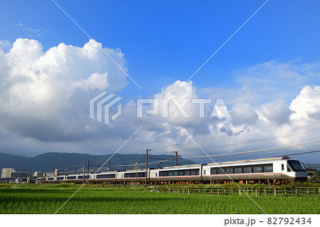 稲刈りの終わった田んぼを走る小田急ロマンスカーEXE-α特急電車 82792434