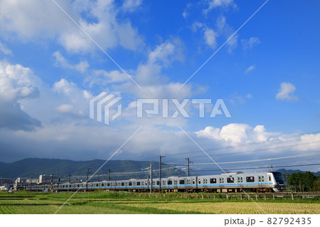 稲刈りの終わった田んぼを走る小田急線5000形電車 82792435