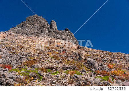 （栃木県）那須岳　登山道から見上げる茶臼岳山頂 82792536