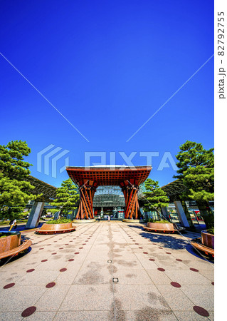 石川県金沢観光地 金沢駅と鳥居 鼓門 もてなしドーム 82792755