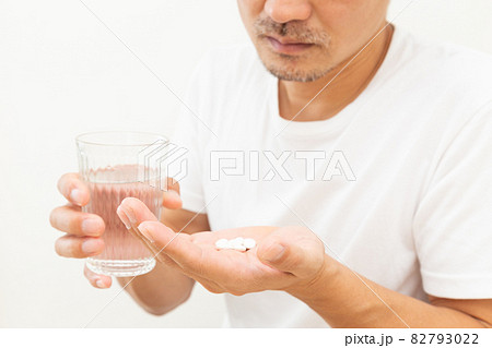薬を飲む男性 薬を飲む男性 82793022