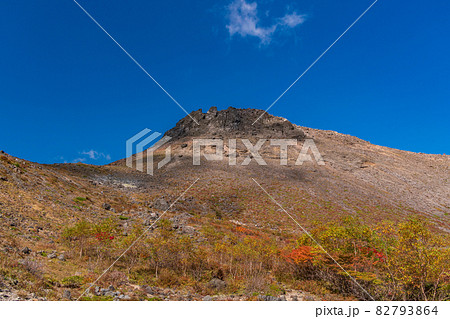 (栃木県)那須岳 登山道の紅葉と茶臼岳山頂 (栃木県)那須岳 登山道の紅葉と茶臼岳山頂 82793864