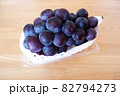 パックに入ったブドウ　ピオーネ 82794273