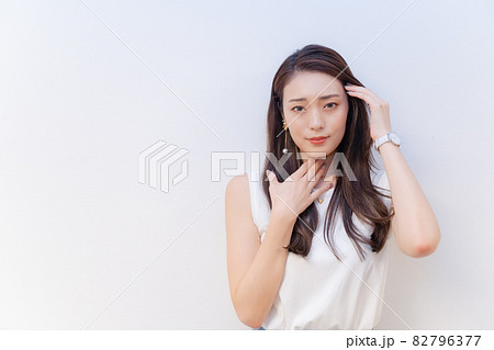 頭とのどを押さえて不安そうな女性 頭とのどを押さえて不安そうな女性 82796377