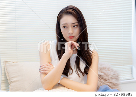 あごに手を当て考え中の女性 あごに手を当て考え中の女性 82798995