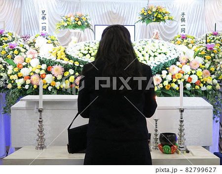 線香を手向ける親族 線香を手向ける親族 82799627