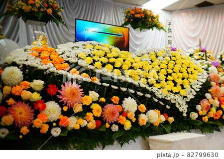 ハート形のお洒落な花祭壇 82799630