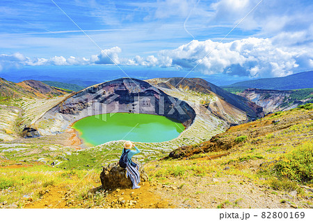 蔵王の御釜を観光する女性 蔵王の御釜を観光する女性 82800169