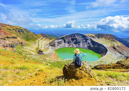 蔵王の御釜を観光する女性 蔵王の御釜を観光する女性 82800172