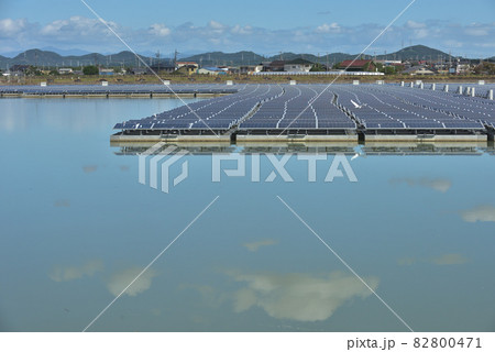 水上太陽光発電　ため池に設置のフロート式メガソーラー 82800471