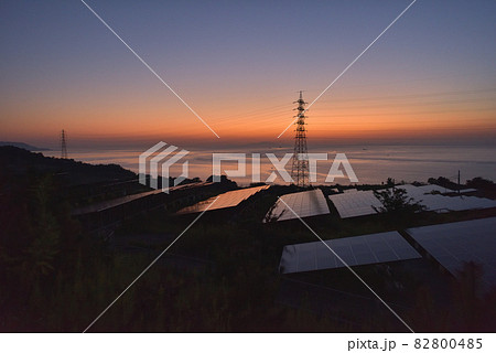 太陽光発電の夕景 海と空と太陽光パネル 太陽光発電の夕景 海と空と太陽光パネル 82800485
