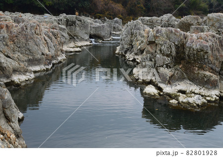 複雑な形状の岩場の間を流れる水流が迫力ある闘竜灘 複雑な形状の岩場の間を流れる水流が迫力ある闘竜灘 82801928