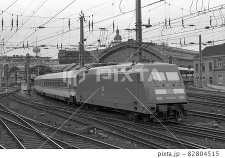 ドイツ　ケルンの長距離列車 82804515