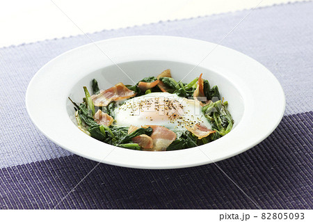 ほうれん草とベーコンの卵のせソテー1 82805093