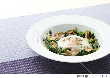 ほうれん草とベーコンの卵のせソテー2 82805104