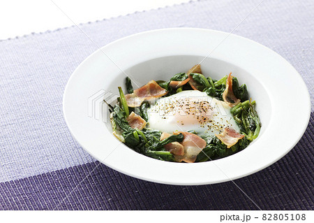ほうれん草とベーコンの卵のせソテー5 82805108